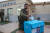 선거일 하루 전인 10월 31일 이스라엘 병사가 가자지구의 관문인 이스라엘 케렘 샬롬 관문에서 투표에 참가하고 있다. AFP=연합뉴스 