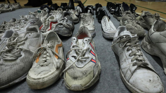 [포토]주인 잃은 신발·옷·가방...참사 현장에서 수습한 사상자 물품들