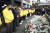 31일 대규모 압사 참사가 일어난 서울 용산구 이태원에서 세월호 참사 유가족들이 묵념을 하고 있다. 우상조 기자