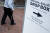 한 남성이 지난달 28일(현지시간) 메릴랜드주에서 중간선거 사전투표를 하기 위해 투표소로 걸어가고 있다. AFP=연합뉴스