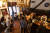 '포사다 데 라 빌라' 식당은 마드리드와 역사를 함께한 건물에 들어앉아 있다. 식당 1층에서는 가볍게 타파스를 즐기는 사람이 많다.