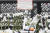 1일 서울 용산구 이태원역에 마련된 이태원 사고 희생자 추모공간에 시민들이 남긴 추모 문구와 국화꽃이 놓여져 있습니다. 김경록 기자