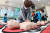이태원 참사를 통해 심폐소생술의 중요성이 대두된 가운데 1일 오전 대구 달서구 성지초등학교 2학년 학생들이 교내 안전체험교실에서 심폐소생술(CPR) 교육을 받고 있다. 뉴스1
