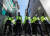 '수원 발발이'로 불리는 연쇄 성폭행범 박병화(40)가 출소한 지난달 31일 오전 박병화의 거주지인 경기 화성시의 한 주택가 앞에 경찰 병력이 배치돼 있다. 뉴스1