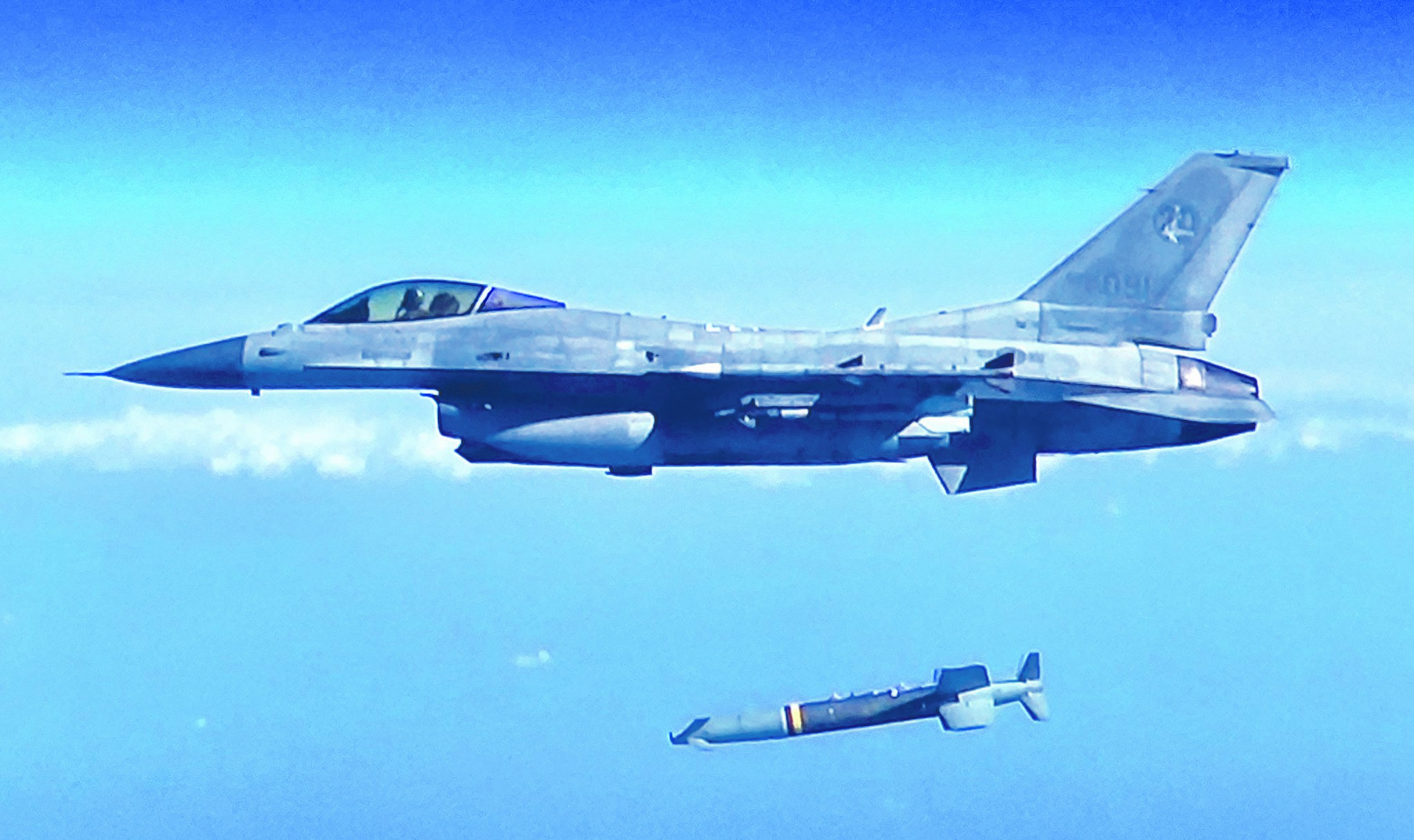  KF-16에서 SPICE-2000을 발사하는 장면. 공군 영상 캡처