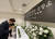 일본 도쿄 신오쿠보에 마련된 '이태원 희생자 동경 분향소'에서 2일 교민들이 추모하고 있다. 연합뉴스