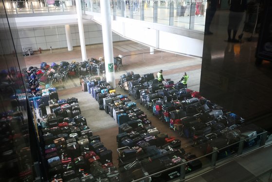 올여름 유럽에서는 수하물 분실 대란이 벌어졌다. 코로나 장기화로 공항 인력이 부족해 위탁 수하물 처리가 제대로 이뤄지지 않았다. 사진은 올해 6월 영국 런던 히드로 공항. 로이터=연합뉴스