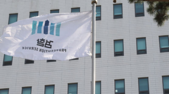 검찰, '코로나19 키트 주가조작 의혹' 업체 압수수색…임원 구속