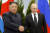 김정은 북한 국무위원장(왼쪽)과 블라디미르 푸틴 러시아 대통령이 2019년 러시아에서 만나 악수하고 있는 모습이다. AP=연합뉴스 