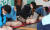 지난 1일 대구 성지초등학교 2학년 학생들이 교내 안전 체험 교실에서 심폐소생술(CPR) 교육을 받고 있다. 연합뉴스
