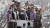지난달 31일(현지시간) 파키스탄 정의 운동(PTI)의 지도자 임란 칸 전 총리(가운데·70)가 구지란왈라에서 열린 이슬라마바드로 향하는 반정부 시위 도중 지지자들에게 손을 흔들고 있다. EPA=연합뉴스