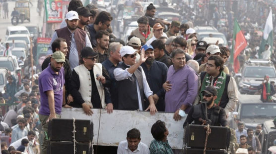 파키스탄 임란 칸 전 총리, 연설 중 피격…다리에 총상 입어