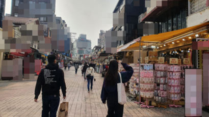 도로 점령한 매대·입간판, 홍대·강남 골목도 이태원 판박이