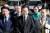 이재명 민주당 대표(가운데)가 지난달 24일 서울 여의도 민주당사 앞에서 검찰의 민주연구원 압수수색에 대해 입장표명을 하고 있다. 장진영 기자
