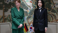 김건희, 독일 대통령 부인과 환담 “문화재 반환 이어지길”