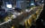  촛불행동 회원과 시민들이 5일 오후 서울 시청역 앞에서 열린 이태원 참사 희생자 추모촛불집회에서 촛불을 들고 있다. 뉴스1