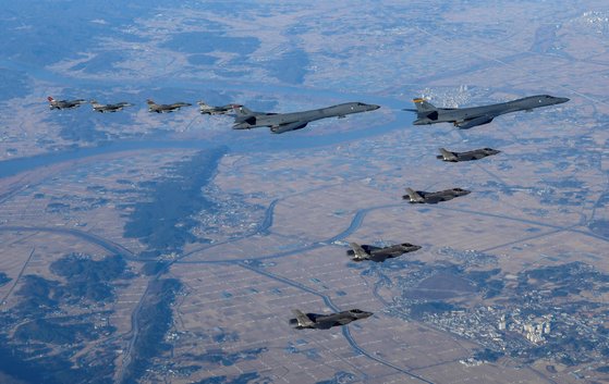  ‘비질런트 스톰’한미 연합공중훈련에 참가한 미 공군 B-1B 전략폭격기(가운데) 2대와 한국 공군 F-35 전투기 4대, 미 공군 F-16 전투기 4대가 5일 한국 상공을 비행하고 있다.사진 국방부=AFP 연합뉴스