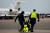기후 활동가들이 5일(현지시각) 네덜란드 스히폴 공항 활주로에서 시위를 벌이다가 경찰에 연행되고 있다. 로이터=연합뉴스