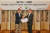 진교원 SK온 최고운영책임자(오른쪽)와 카를로스 디아즈 SQM 리튬 총괄사장이 4일 오후 서울 종로구 SK서린사옥에서 리튬 구매계약을 맺고 있다. 사진 SK온