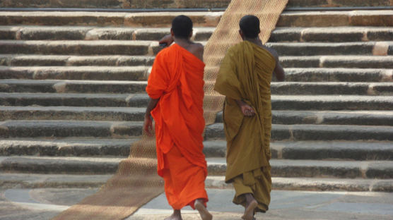 "가난 때문에…" 캄보디아서 승려로 위장한 남성 3명 체포