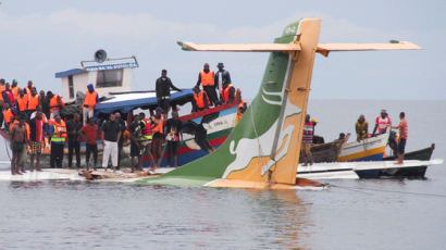 43명 태우고 호수에 떨어진 탄자니아 여객기…최소 19명 사망