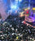 지난달 29일 밤 서울 용산구 이태원동 해밀톤 호텔 부근 도로에 시민들이 몰려 있는 모습. 독자제공. 연합뉴스