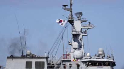 욱일기에 거수경례한 해군…서경덕 "치욕적인 일 벌어져"