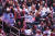 5일(현지시각) 미국 캘리포니아주 샌프란시스코 체이스 센터에서 열린 리그오브레전드 월드 챔피언십(롤드컵) 결승전에서 관객들이 환호하고 있다. USA투데이=연합뉴스