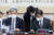 최재해 감사원장(오른쪽)이 7일 오후 서울 여의도 국회에서 열린 제400회 국회(정기회) 제5차 전체회의에서 관계자와 대화하고 있다. 뉴스1