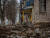 6일(현지시간) 우크라이나 도네츠크 지역 주민이 공습으로 파괴된 주택을 정리하고 있다. 로이터=연합뉴스