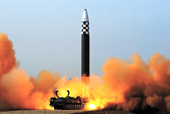 북한은 ICBM 발사를 비롯한 각종 무력 도발을 이어가며 한반도 긴장을 고조시키고 있다. 하지만 정작 이를 제어해야 할 유엔 안전보장이사회는 중러 반대에 막혀 사실상 개점 휴업 상태다. 사진은 지난 5월 25일 노동신문이 공개한 이른바 신형 대륙간탄도미사일(ICBM) '화성-17형'. 뉴스1