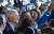조 바이든 미 대통령이 6일(현지시간) 뉴욕 주지사 선거 운동 후 시민들과 기념 촬영을 하고 있다. AP=연합뉴스 