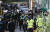  '수원 발발이'로 불리는 연쇄 성폭행범 박병화(39)가 출소한 지난달 31일 오전 박병화의 거주지로 알려진 경기 화성시의 한 주택가 앞에 경찰 병력이 배치돼 있다. 뉴스1