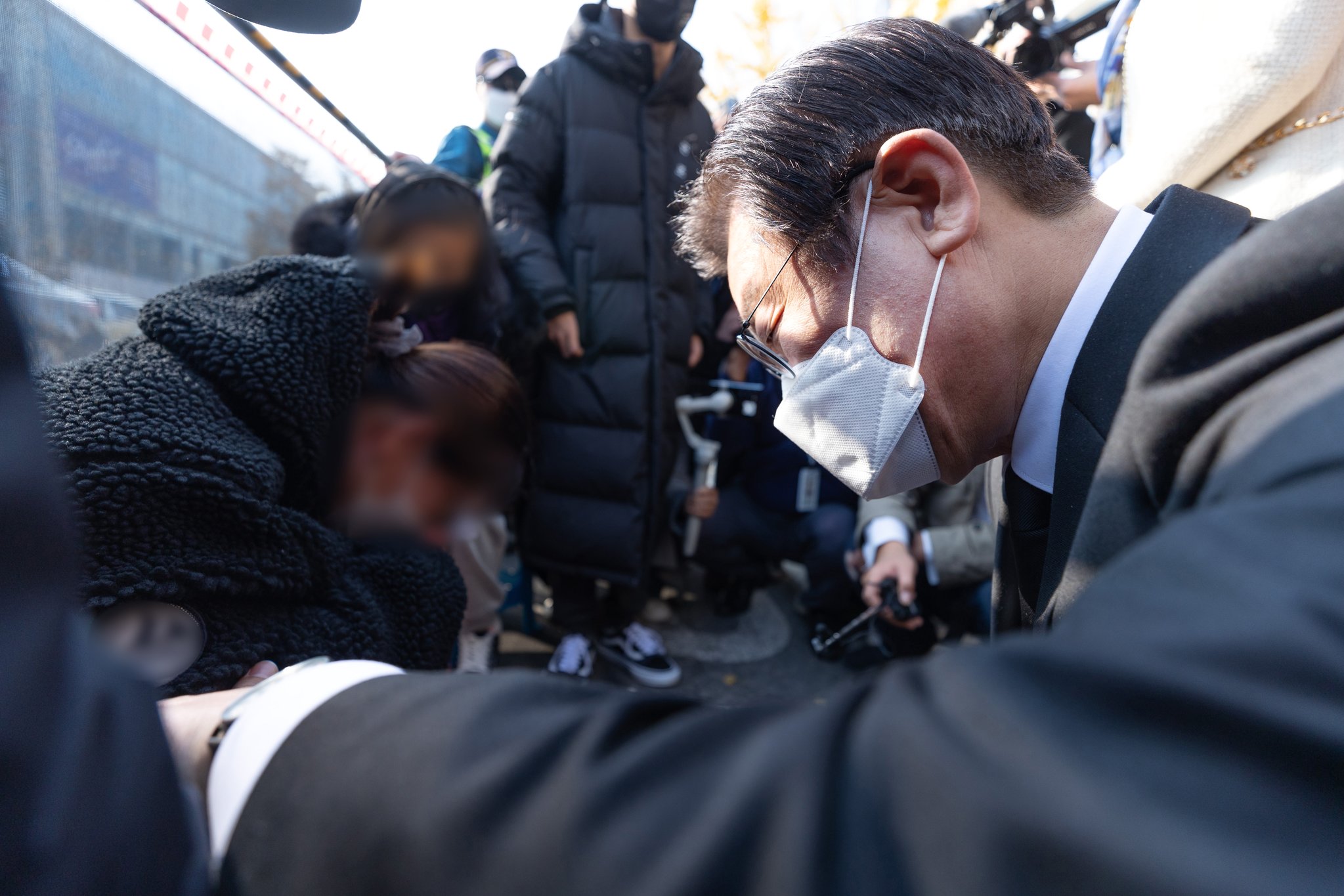 이재명 대표가 8일 서울 용산구 이태원역 1번 출구에 마련된 참사 희생자 추모 공간에서 유가족을 위로하고 있다. 뉴스1