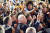 지난 6일 뉴욕주 용커스에서 캐시 호컬 뉴욕 주지사 지원 유세에 나선 조 바이든 대통령이 지지자들과 셀카를 찍고 있다. [로이터=연합뉴스]