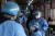 7일 오후 서울 송파구보건소에 마련된 신종 코로나바이러스 감염증(코로나19) 선별진료소에서 의료진이 검사 받으러 온 시민을 안내하고 있다. 뉴스1