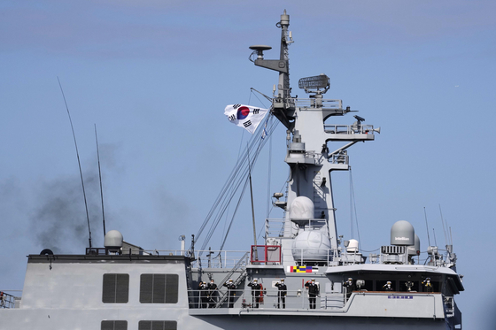 일본 해상자위대 주최로 지난 6일 가나가와현 사가미만에서 열린 국제관함식에서 한국 해군 장병들이 거수경례하고 있다. 한국 해군은 이번 관함식에 최신예 군수지원함 '소양함'(1만1000t급)을 보냈다. 연합뉴스