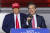  11월 5일 펜실베이니아에서 메메트 오즈 공화당 상원후보(오른쪽)가 유세장에서 연설을 하고 있다. 도널드 트럼프 전 미국 대통령이 오즈 후보 지지를 위해 자리를 함께 했다. EPA=연합뉴스