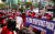 지난달 26일 푸르밀 노조가 서울 영등포구 푸르밀 본사 앞에서 푸르밀 정리 해고 규탄 결의대회를 열고 있다. [연합뉴스]