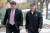 서해 피격 공무원의 친형 이래진 씨(오른쪽)와 김기윤 변호사가 고소인 조사를 받기 위해 9일 오후 서울 마포구 서울경찰청 반부패공공범죄수사대로 들어서고 있다. 뉴스1