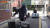 연예계 스타일리스트 어시스턴트가 무거운 가방을 옮기는 모습. 유튜브 '워크맨' 영상 캡처. 