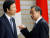 지난 2016년 8월 24일 왕이(王毅·오른쪽) 중국 외교부장이 윤병세 당시 외교장관을 손가락으로 가리키고 있다. 이날 일본 도쿄에서 열린 한·중·일 외교장관회담을 마치고 아베 신조(安培晉三) 당시 일본 총리 공관에서 면담을 앞둔 자리에서다. 중앙포토