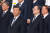 시진핑(왼쪽에서 둘째) 중국 국가주석과 딩쉐샹(왼쪽에서 셋째) 공산당 중앙판공청 주임이 중국 건국절 전날인 지난달 30일 베이징 천안문 광장 인민영웅기념비 앞에서 열린 헌화 행사에 참석하고 있다. 로이터=연합뉴스