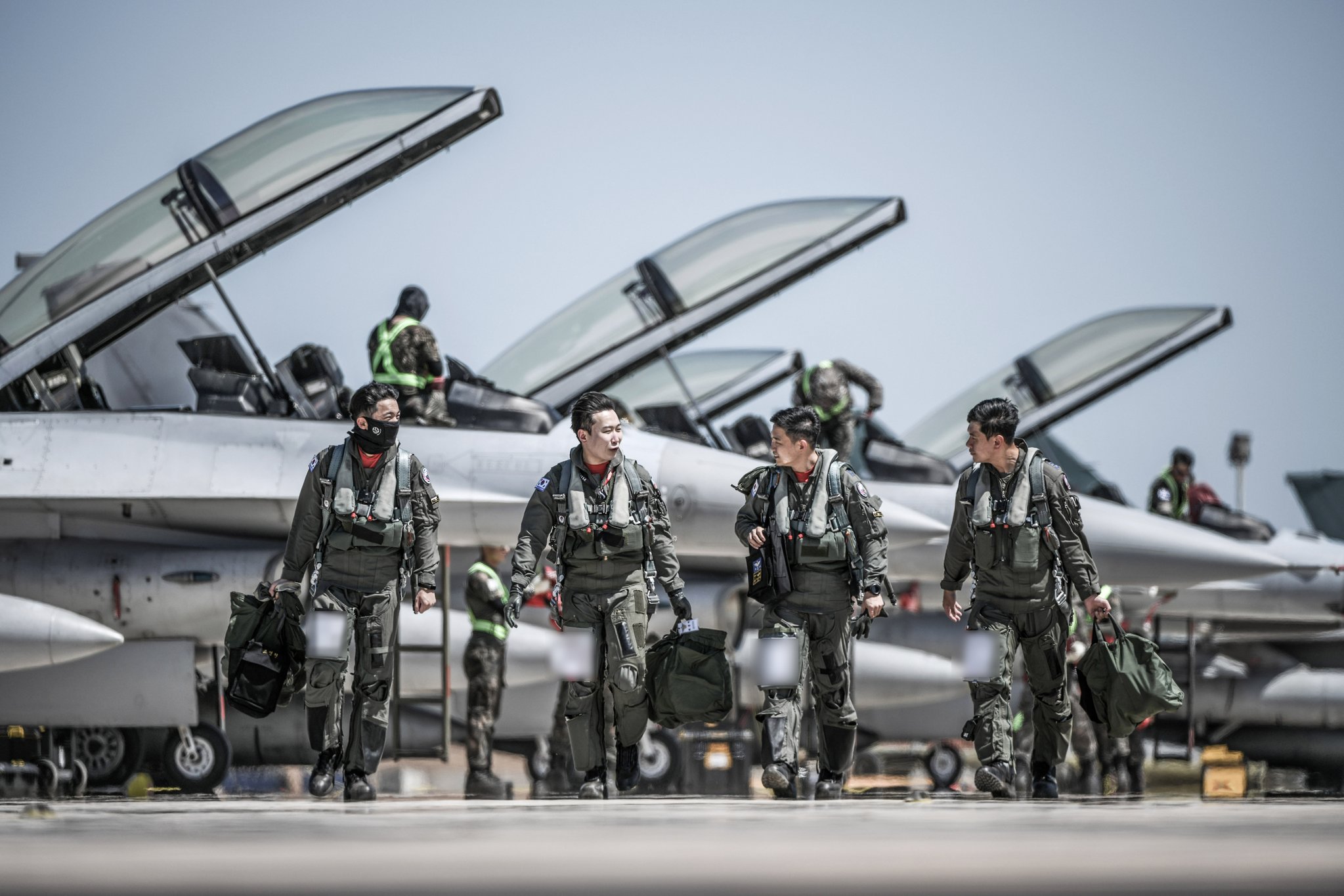 '피치블랙(Pitch Black)'에 참가한 한국 공군 조종사들이 지난달 22~25일(현지시간) 진행된 현지적응훈련에서 비행 후 의견을 나누고 있다. 사진 공군