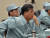 지난 2008년 9월 중국 유인우주선 선저우 7호 프로젝트의 마싱루이 부총지휘관이 주취안 우주센터에서 모니터를 지켜보고 있다. [사진=중국신문망]