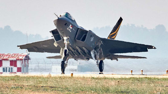 KF-21 보라매 2호기 처음 날았다…스텔스 업그레이드 계획