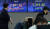 11일 오후 서울 중구 을지로 하나은행 본점 딜링룸 현황판에 코스피, 환율 종가가 표시돼 있다. 〈저작권자(c) 연합뉴스, 무단 전재-재배포 금지〉