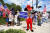 4월 16일 미키 마우스 복장을 한 사람이 '플로리다를 자유롭게'라는 팻말을 들고 있다. 로이터=연합뉴스