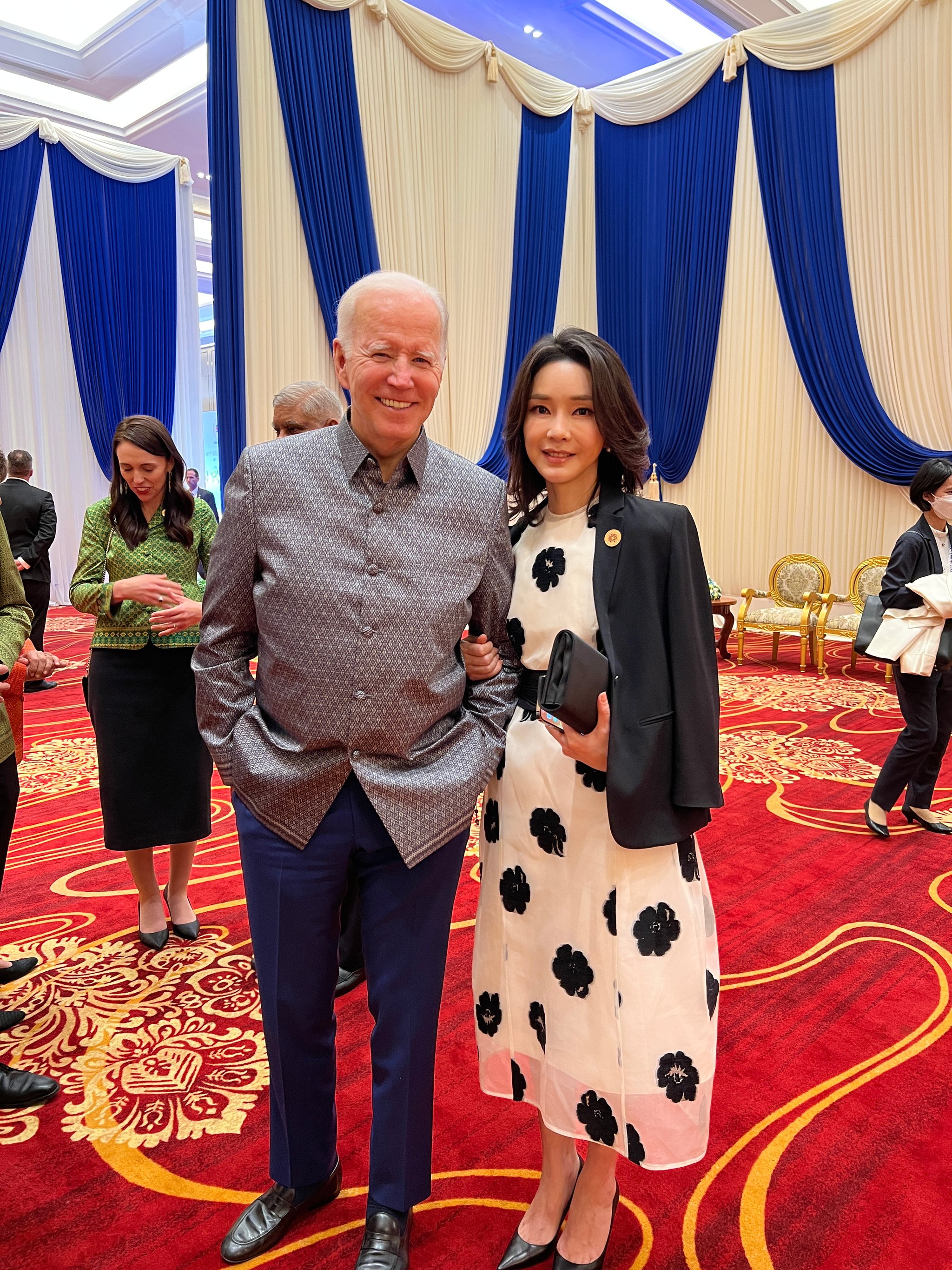김건희 여사가 12일 오후(현지시간) 캄보디아 프놈펜 쯔노이짱바 국제 컨벤션센터에서 '아세안+3' 의장국인 캄보디아 정상 주최 갈라 만찬에 참석, 조 바이든 미국 대통령과 만나 기념촬영을 하고 있다. 사진 대통령실