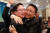김영환 충북지사(오른쪽)가 하계세계대학경기대회 개최지로 충청 메가시티가 발표되자 이장우 대전시장을 끌어안고 있다. 사진 충북도
